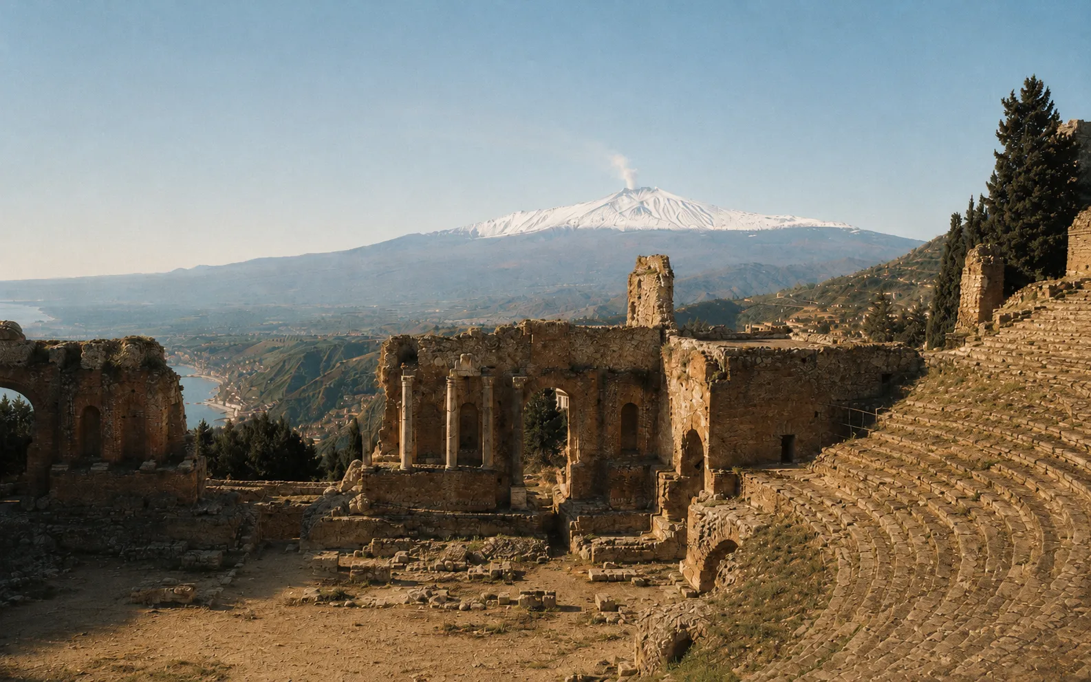 L'Etna innevato visto dal teatro greco di Taormina, cielo azzurro
