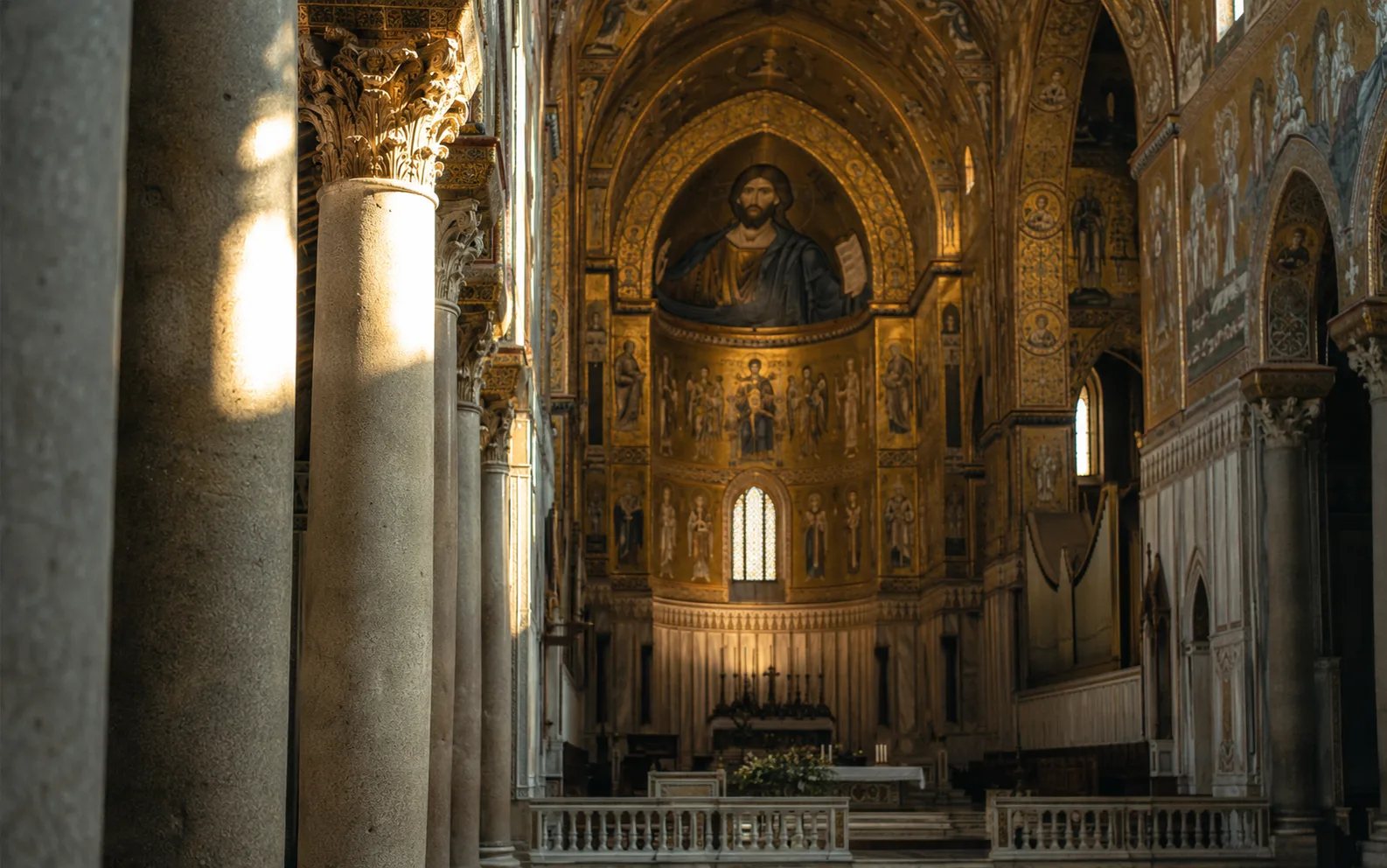 I mosaici dorati bizantini all'interno del Duomo di Monreale, vicino Palermo